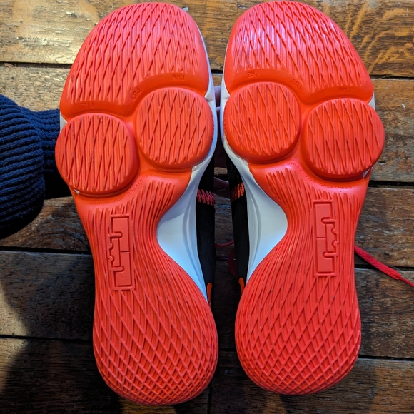 Nike LeBron Witness V - Picture 7 of 10